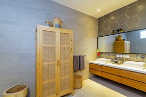 Hair dryer, towels - VILLA MEYA - Eat St Location (Badung)