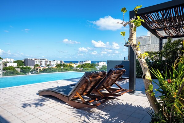 Outdoor pool, pool umbrellas, sun loungers - Riva Condo By Bric (Playa del Carmen)