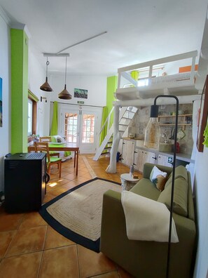 Smart TV, books - 2-person studio with Portuguese accents. (Macalhona-Alfeizerão)