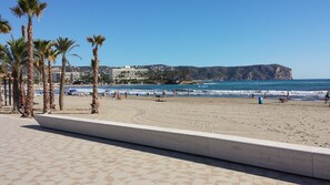 Am Strand, Liegestühle, Strandtücher