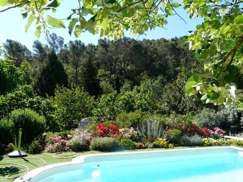 Coquet T2 au pied de la sainte baume, terrain clos et piscine sécurisée