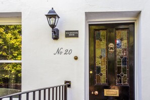 Exterior detail - Peaceful elevated residential area - 10 minute walk to city centre (Winchester)