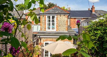 Peaceful elevated residential area - walk to city