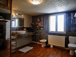 Een haardroger, handdoeken