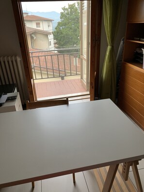Interior - Single room with desk (Vicchio)