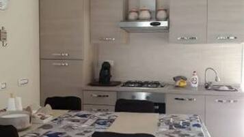 Frigorifero, forno, piano cottura, macchina per tè/caffè