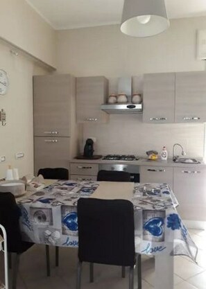 Refrigerador, horno, parrilla de estufa y cafetera y tetera 