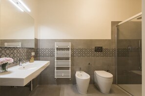 Bruser, hårtørrer, håndklæder