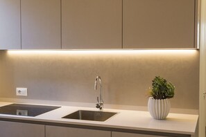 Réfrigérateur, micro-ondes, plaque de cuisson, lave-vaisselle