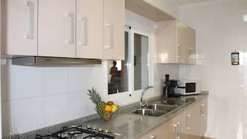 Frigorífico, microondas, horno y cafetera o tetera