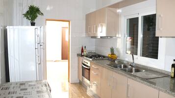 KylskÄp, mikrovÄgsugn, ugn och kaffe- och tebryggare