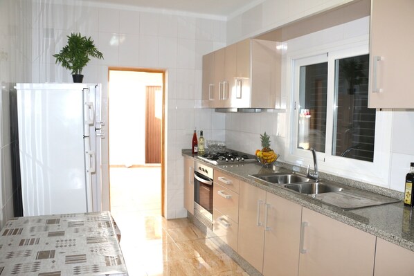 Réfrigérateur, micro-ondes, four, cafetière/bouilloire