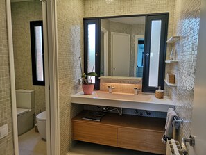Bathtub, hair dryer, bidet, towels