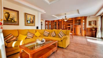 Fernseher, DVD-Player, Stereoanlage