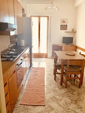 冷蔵庫、オーブン、コンロ、コーヒー / ティーメーカー