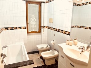 シャワー付き浴槽、ヘアドライヤー、ビデ、タオル