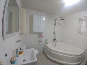 Badewanne, Haartrockner, Handtücher, Shampoo