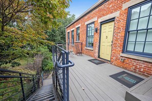 Property grounds - Free Downtown Parking, Walk to Stadiums/Shopping (Covington)