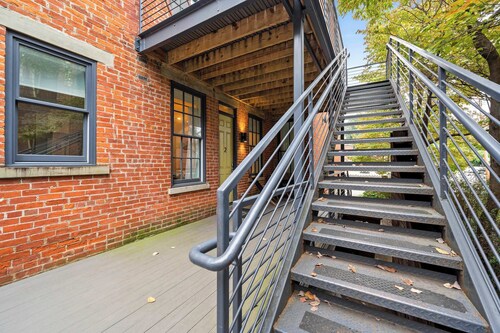 Free Downtown Parking, Walk to Stadiums/Shopping