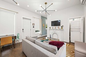 TV - Free Downtown Parking, Walk to Stadiums and Shopping (Covington)