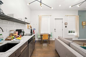 Fridge, microwave, stovetop, dishwasher - Free Downtown Parking, Walk to Stadiums and Shopping (Covington)