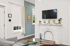 TV - Free Downtown Parking, Walk to Stadiums and Shopping (Covington)