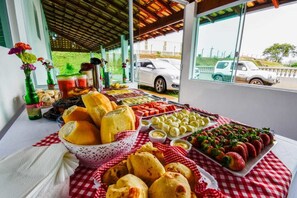 Café da manhã com buffet grátis todos os dias