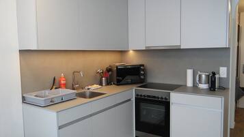 Kühlschrank, Ofen, Geschirrspüler, Kochgeschirr/Geschirr/Besteck