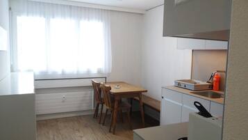 Kühlschrank, Ofen, Geschirrspüler, Kochgeschirr/Geschirr/Besteck