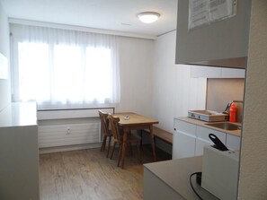 Réfrigérateur, four, lave-vaisselle