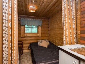 2 bedrooms, desk, WiFi