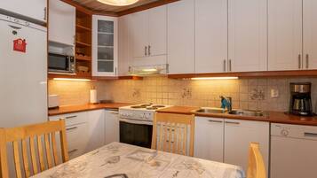 KĂŒhlschrank, Mikrowelle, GeschirrspĂŒler, Hochstuhl