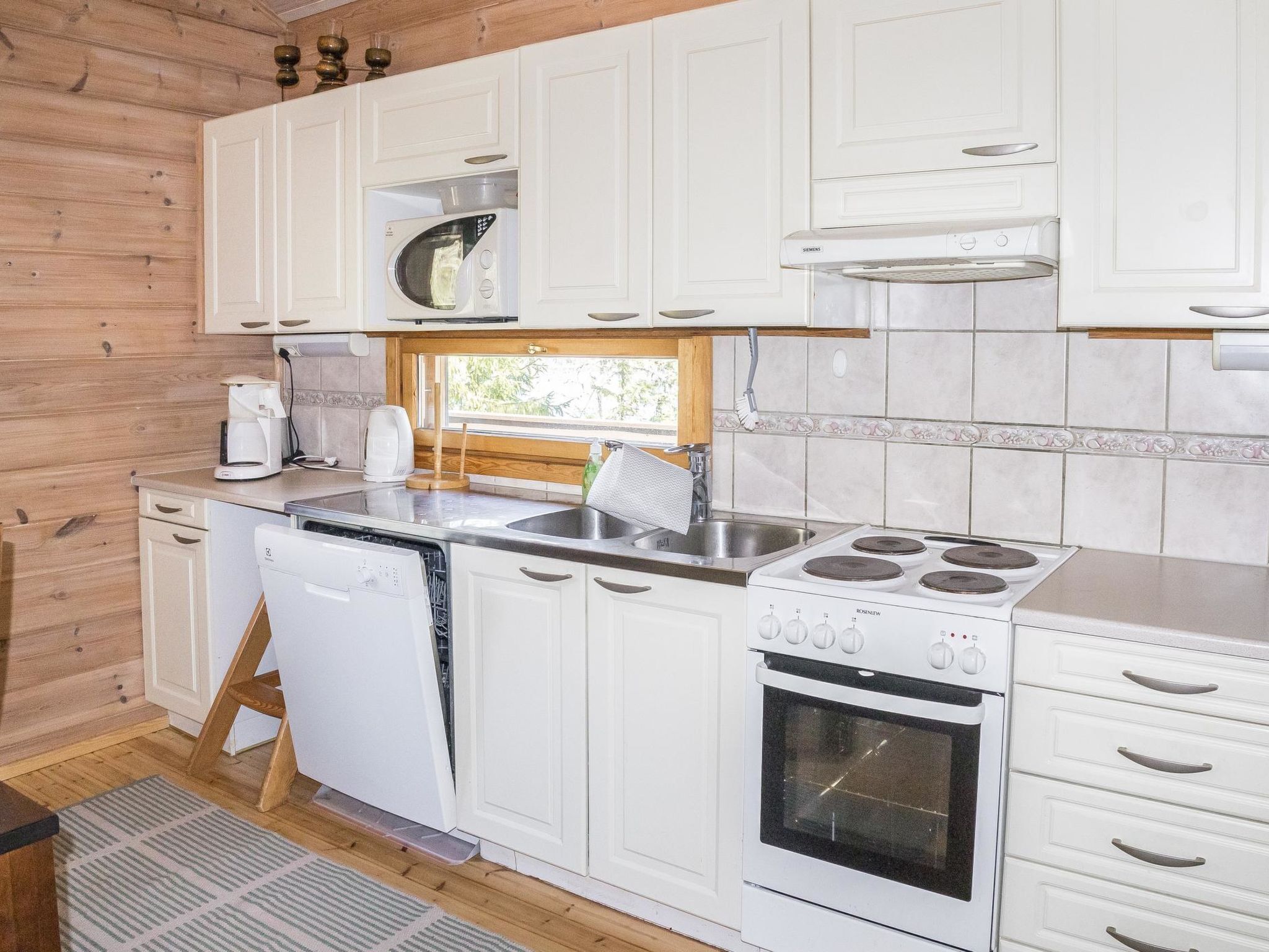 Frigorífico, microondas, lavavajillas y utensilios de cocina