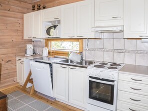 Kühlschrank, Mikrowelle, Geschirrspüler, Kochgeschirr/Geschirr/Besteck