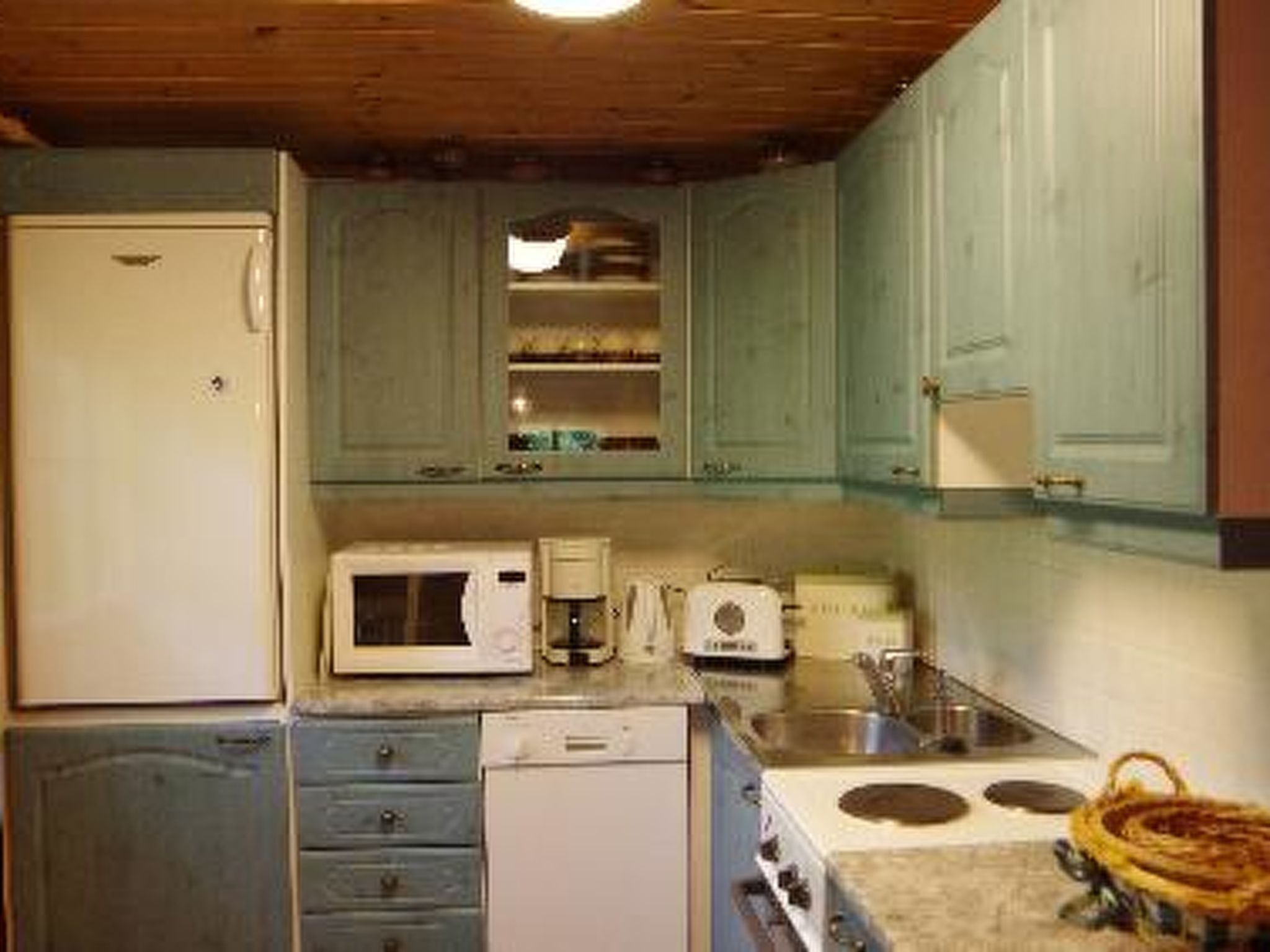 Frigorífico, microondas, lavavajillas y utensilios de cocina