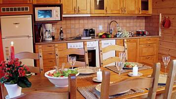 Fridge, microwave, dishwasher, cookware/dishes/utensils