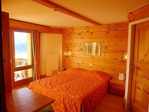 3 bedrooms, desk, WiFi