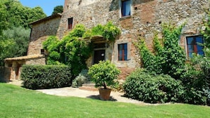 Un edificio in pietra dall'aspetto rustico, con un piccolo ingresso e finestre.