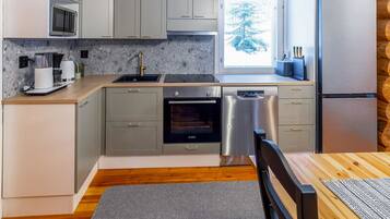 Fridge, microwave, dishwasher, cookware/dishes/utensils