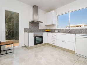 Een koelkast, een microgolfoven, een oven, een vaatwasser