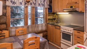 Fridge, microwave, dishwasher, cookware/dishes/utensils