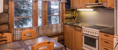 Refrigerador, microondas, lavavajillas y utensilios de cocina