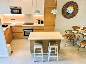Kühlschrank, Mikrowelle, Ofen, Geschirrspüler