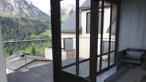 Un balcone con vista su un paesaggio montano.