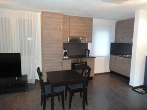 Fridge, microwave, oven, cookware/dishes/utensils