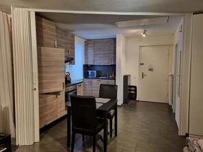 Kühlschrank, Mikrowelle, Kochgeschirr/Geschirr/Besteck