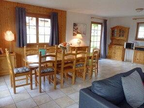 Fernseher, Kamin, DVD-Player