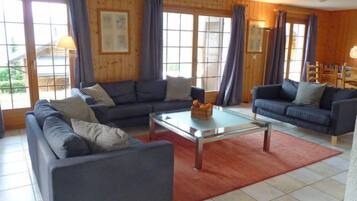 Télévision, cheminée, lecteur de DVD