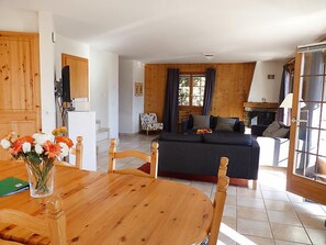 Fernseher, Kamin, DVD-Player