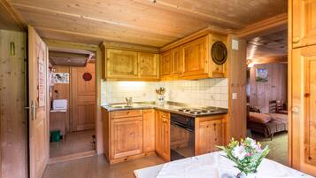 Réfrigérateur, micro-ondes, batterie de cuisine, vaisselle et ustensiles